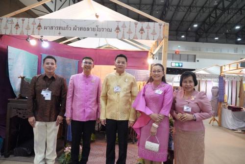 ผู้ตรวจราชการกรม ปฏิบัติหน้าที่ผู้อำนวยการศูนย์ศึกษาและพัฒนาชุมชนอุบลราชธานี (นางนวลจันทร์ ศรีมงคล) ร่วมเฝ้ารับเสด็จสมเด็จพระเจ้าลูกเธอ เจ้าฟ้าสิริวัณณวรี นารีรัตนราชกัญญา เสด็จเป็นประธานในพิธีเปิดงาน Silk Festival 2024 สู่การพัฒนาที่ยั่งยืน ภายใต้แนวคิด Silk Success Sustainability ต่อยอดภูมิปัญญาผ้าไทย เพื่อยกระดับสู่สากล และพัฒนาอย่างยั่งยืน จัดโดยกรมการพัฒนาชุมชน กระทรวงมหาดไทย