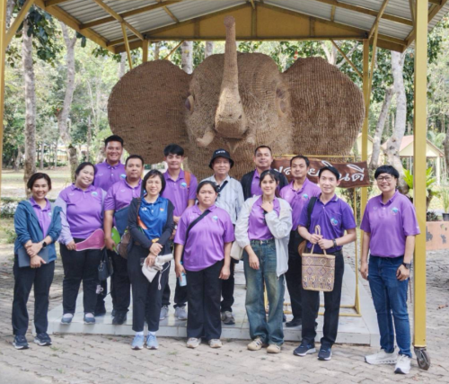 สทอ.โดยส่วนงานพัฒนาชุมชนในศูนย์ศึกษาการพัฒนาเขาหินซ้อนอันเนื่องมาจากพระราชดำริ ให้การต้อนรับคณะบุคคลจากมหาวิทยาลัยแม่โจ้ จังหวัดเชียงใหม่ เข้าศึกษาดูงานศิลปาชีพตามแนวพระราชดำริ ในฐานการเรียนรู้ของส่วนงานพัฒนาชุมชนในศูนย์ศึกษาการพัฒนาเขาหินซ้อนฯ