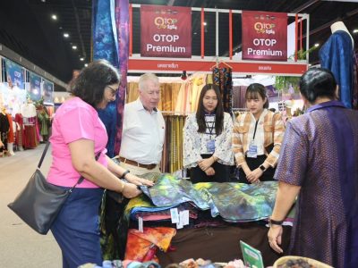 เอกอัครราชทูตไอร์แลนด์ เยี่ยมชมงาน “OTOP City 2024 Happy Market มอบความสุข ด้วยของขวัญล้ำค่า จากภูมิปัญญาไทย” ตั้งแต่วันนี้ ถึงวันที่ 22 ธันวาคม ณ อิมแพค เมืองทองธานี