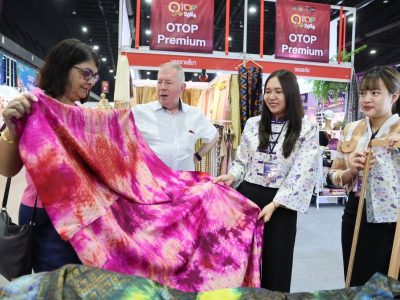 เอกอัครราชทูตไอร์แลนด์ เยี่ยมชมงาน “OTOP City 2024 Happy Market มอบความสุข ด้วยของขวัญล้ำค่า จากภูมิปัญญาไทย” ตั้งแต่วันนี้ ถึงวันที่ 22 ธันวาคม ณ อิมแพค เมืองทองธานี