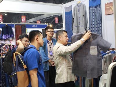 รองอธิบดี พช. เยี่ยมชมงาน และให้กำลังใจผู้ประกอบการในงาน “OTOP City 2024 Happy Market มอบความสุข ด้วยของขวัญล้ำค่า จากภูมิปัญญาไทย”