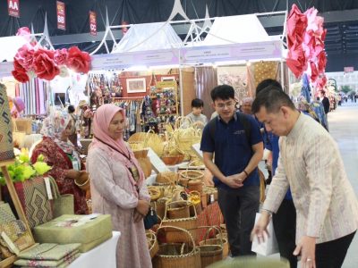 รองอธิบดี พช. เยี่ยมชมงาน และให้กำลังใจผู้ประกอบการในงาน “OTOP City 2024 Happy Market มอบความสุข ด้วยของขวัญล้ำค่า จากภูมิปัญญาไทย”