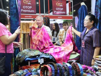 เอกอัครราชทูตไอร์แลนด์ เยี่ยมชมงาน “OTOP City 2024 Happy Market มอบความสุข ด้วยของขวัญล้ำค่า จากภูมิปัญญาไทย” ตั้งแต่วันนี้ ถึงวันที่ 22 ธันวาคม ณ อิมแพค เมืองทองธานี